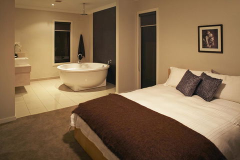 Stylish Living- Fireplace, WiFi, Linen, 4 Bdrm, Beach 850m - Accommodation Perth 2