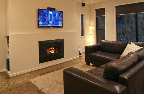 Stylish Living- Fireplace, WiFi, Linen, 4 Bdrm, Beach 850m - Accommodation Perth 1