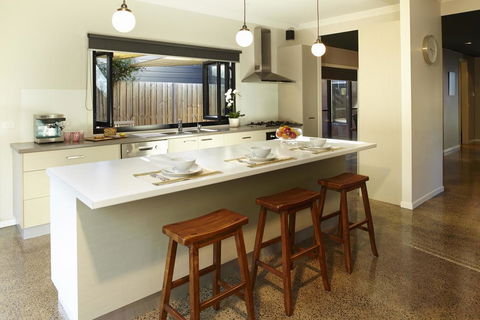 Stylish Living- Fireplace, WiFi, Linen, 4 Bdrm, Beach 850m - Accommodation Perth 0