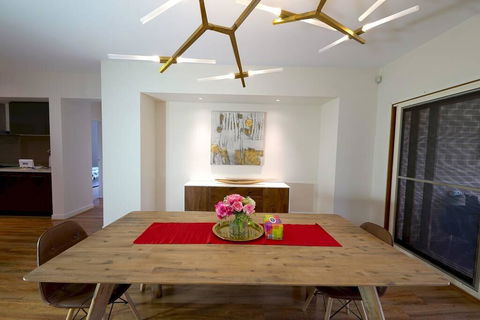 Stylish Luxe House For Big Group Near Shopping Center - Accommodation Perth 2