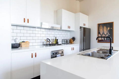 Stylish Warehouse Conversion In The Heart Of Fitzroy - Accommodation Perth 3