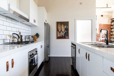 Stylish Warehouse Conversion In The Heart Of Fitzroy - Accommodation Perth 2