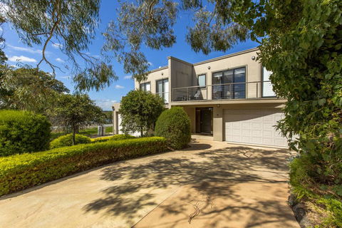 STYLISH, SUN-DRENCHED AND SOPHISTICATED - Accommodation Perth 0