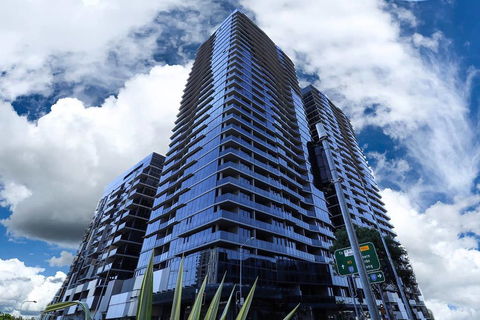 Stylist 2 Bedrooms Apartment With Pool/GYM/Parking - Accommodation Perth 0