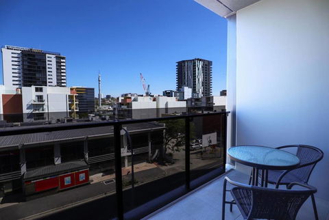 Stylist 2 Bedrooms Apartment With Pool/GYM/Parking - Accommodation Perth 1