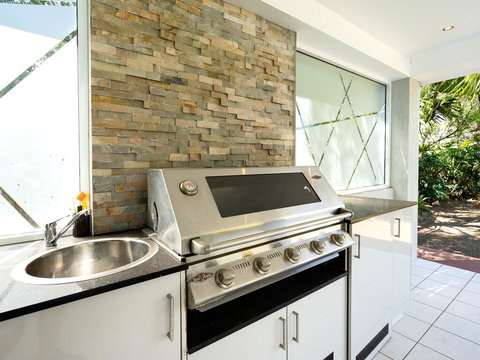 Super Sized Family Retreat With A Pool - Accommodation Perth 3