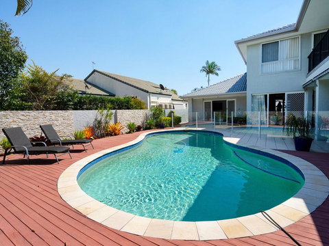 Super Sized Family Retreat With A Pool - Accommodation Perth 0