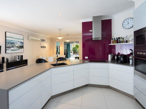 Super Sized Family Retreat With A Pool - Accommodation Perth 2