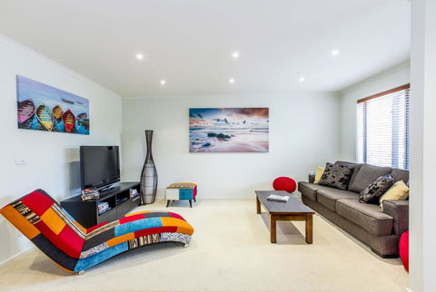 SURFSIDE GETAWAY IN PICTURESQUE INVERLOCH - Accommodation Perth 0