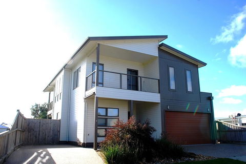 SURFSIDE LAKEVIEWS - FREE WIFI - Accommodation Perth 1