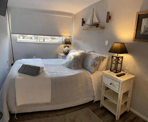 Swamp Fox Luxury 2BR Dutch Barge - Accommodation Perth 1
