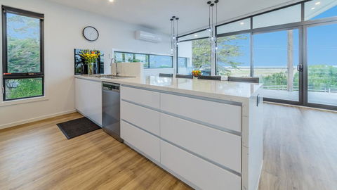 SWEEPING VIEWS - FREE WIFI & NETFLIX - PET FRIENDLY (OUTSIDE ONLY) - Accommodation Perth 3