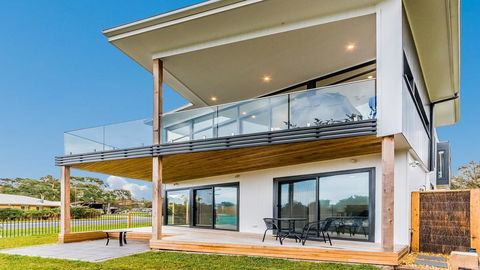 SWEEPING VIEWS - FREE WIFI & NETFLIX - PET FRIENDLY (OUTSIDE ONLY) - Accommodation Perth 1