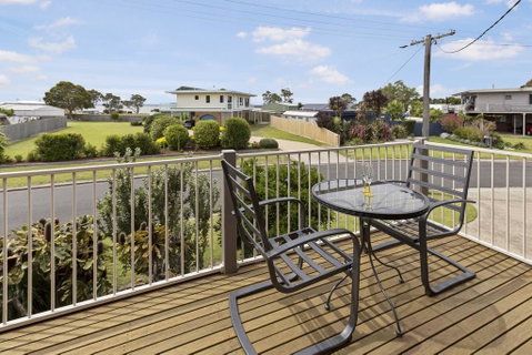 Tanjil - A Stroll From The Water In Paynesville - Accommodation Perth 1
