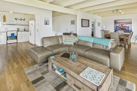 Tanjil - A Stroll From The Water In Paynesville - Accommodation Perth 3