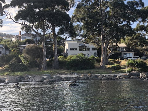 Beachside Taroona With Spa - Perth Resorts 20