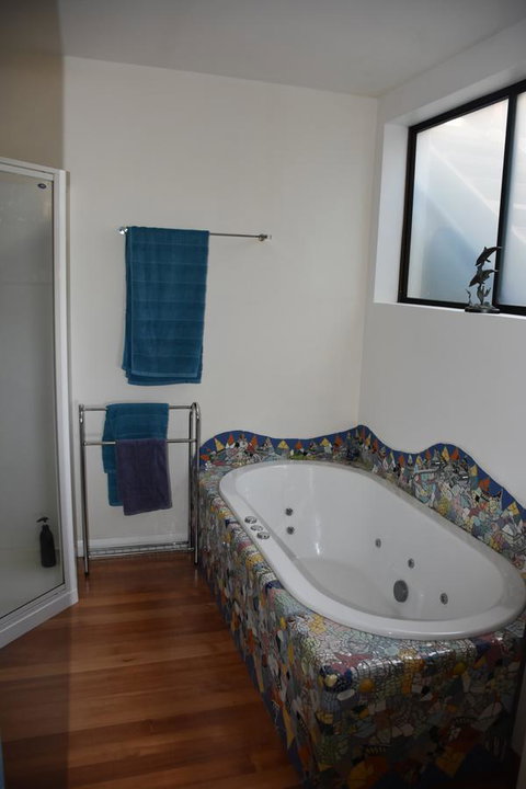 Beachside Taroona With Spa - Perth Resorts 15