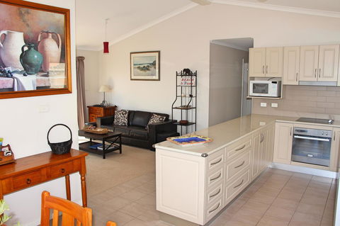 Front Row Beachfront - Accommodation Perth 3