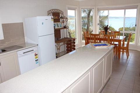Front Row Beachfront - Accommodation Perth 4