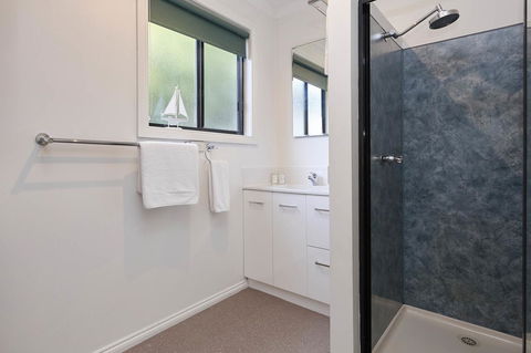 KINGFISHER COTTAGE Beachfront At The Binalong Bay - Accommodation Perth 2