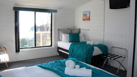 KINGFISHER COTTAGE Beachfront At The Binalong Bay - Accommodation Perth 5