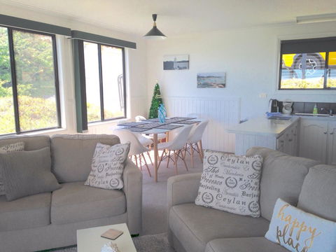 KINGFISHER COTTAGE Beachfront At The Binalong Bay - Accommodation Perth 24