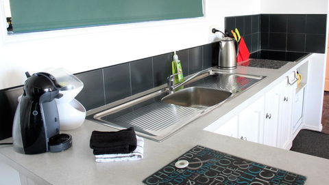 KINGFISHER COTTAGE Beachfront At The Binalong Bay - Accommodation Perth 18