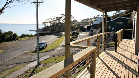 KINGFISHER COTTAGE Beachfront At The Binalong Bay - Accommodation Perth 9