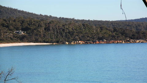 KINGFISHER COTTAGE Beachfront At The Binalong Bay - Accommodation Perth 12