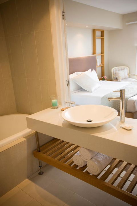 Deep Blue Hotel & Hot Springs - Perth Resorts 38
