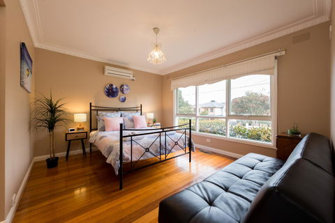 Lovely 5BR Full House In Glen Waverley, Walk To Train, Bus & Shops - Accommodation Perth 5