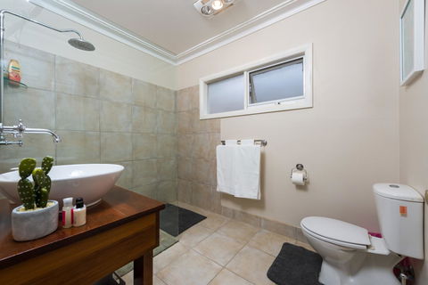 Lovely 5BR Full House In Glen Waverley, Walk To Train, Bus & Shops - Accommodation Perth 6