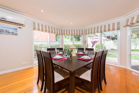 Lovely 5BR Full House In Glen Waverley, Walk To Train, Bus & Shops - Accommodation Perth 4