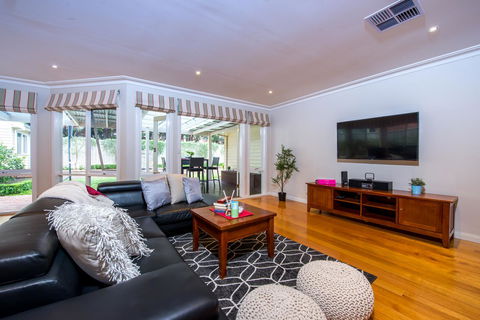 Lovely 5BR Full House In Glen Waverley, Walk To Train, Bus & Shops - Accommodation Perth 15