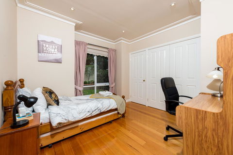 Lovely 5BR Full House In Glen Waverley, Walk To Train, Bus & Shops - Accommodation Perth 9