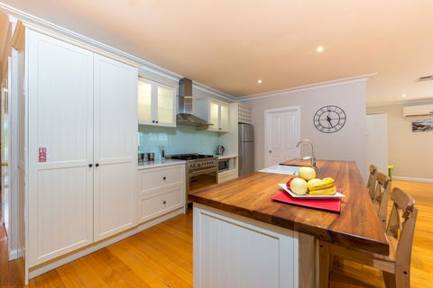 Lovely 5BR Full House In Glen Waverley, Walk To Train, Bus & Shops - Accommodation Perth 2