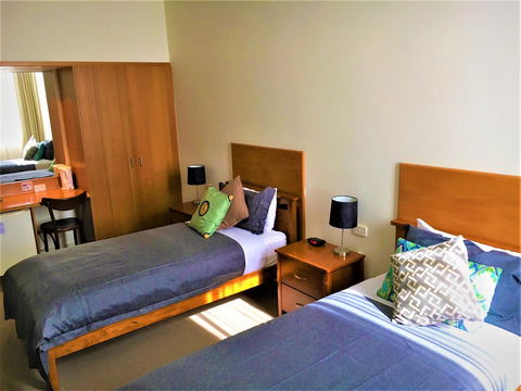 Plough Hotel - Accommodation Perth 8