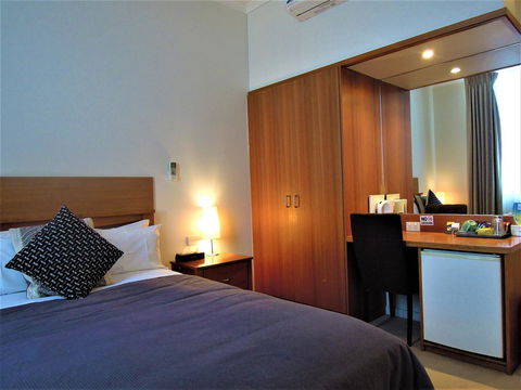 Plough Hotel - Accommodation Perth 7