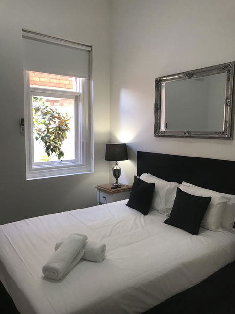 CROWN CENTRAL BUSINESS DISTRICT MOTEL - NO UNDER 18s - Accommodation Perth 18