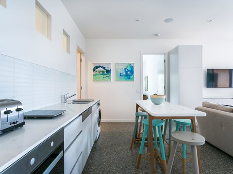 Lansdowne Villa - With Swimming Pool - Accommodation Perth 6