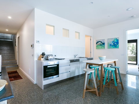 Lansdowne Villa - With Swimming Pool - Accommodation Perth 8