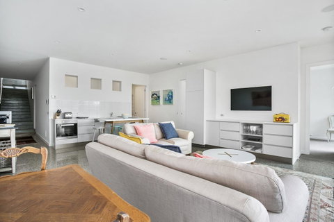 Lansdowne Villa - With Swimming Pool - Accommodation Perth 2