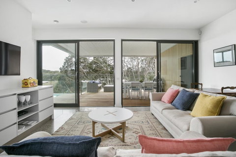 Lansdowne Villa - With Swimming Pool - Accommodation Perth 1