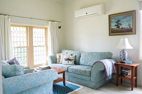 Miss Pym's Cottage - Accommodation Perth 41