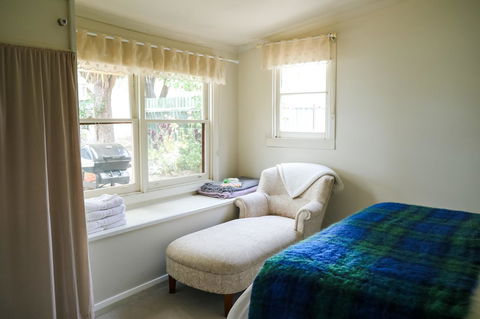 Miss Pym's Cottage - Accommodation Perth 18