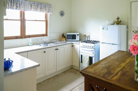 Miss Pym's Cottage - Accommodation Perth 26