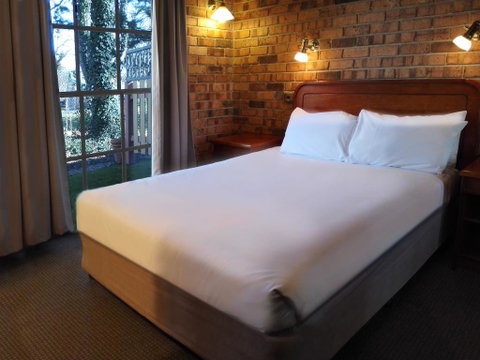 The Carrington Inn - Bungendore - Accommodation Perth 3