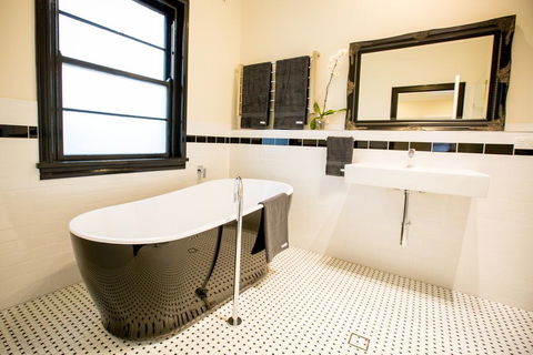The Commercial Boutique Hotel - Accommodation Perth 1
