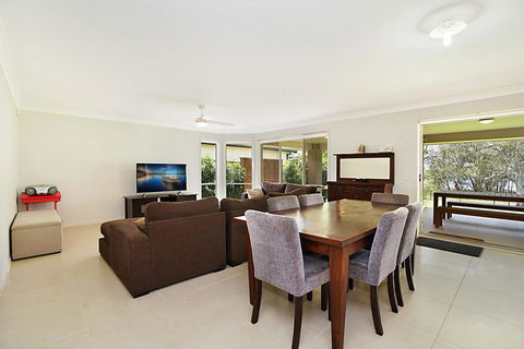 The Corso - Gorokan - Accommodation Perth 2