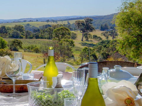The Farmhouse - Grape Vines And Rolling Green Hills - Perth Resorts 0